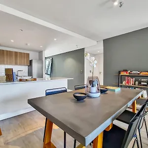  Apartment Chic, 2 Bed With Mountain Views! Walk To The Waterfront!